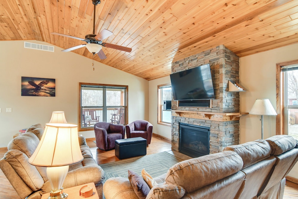 6 Mi to Dtwn Pella: Riverfront Cabin w/ Game Room!