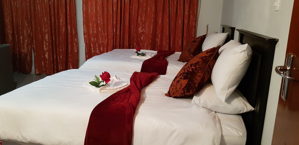 Rose and Thorn Guesthouse - Adults Only view 2