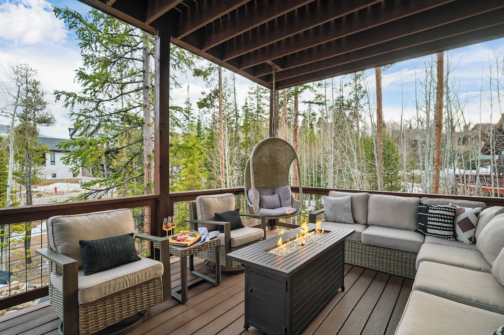 Winterhaven Estate by Avantstay Sleeps 19 Guests Mountain Compound w/ Views, Firepit, Hot Tub