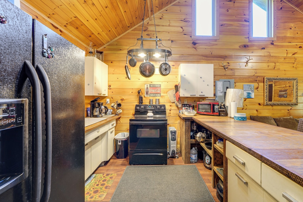 Rustic, Woodsy Cabin in Palestine w/ Pool Table!