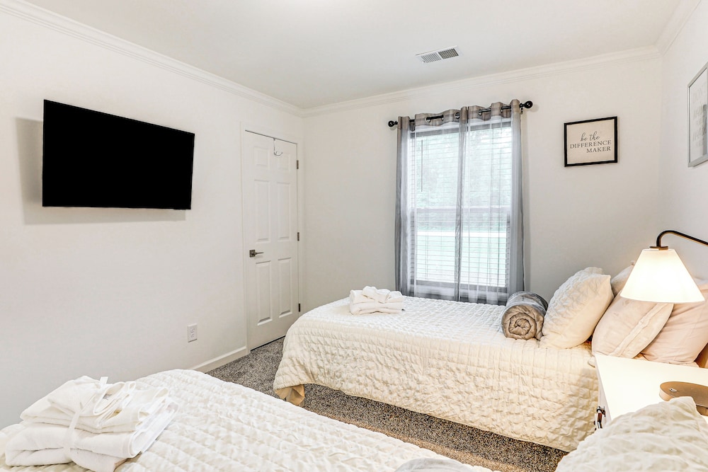 Dog Friendly, Screened Porch: St Stephen Retreat!
