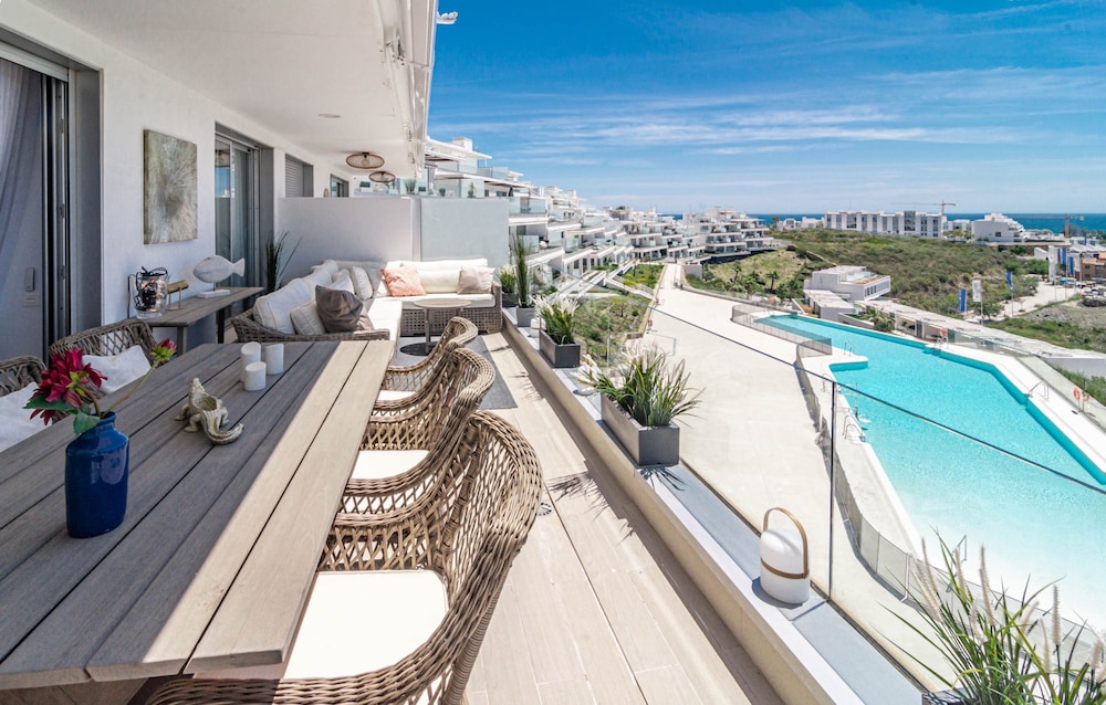 OV2 1B - Bright and Modern 3 Bedroom Apartment