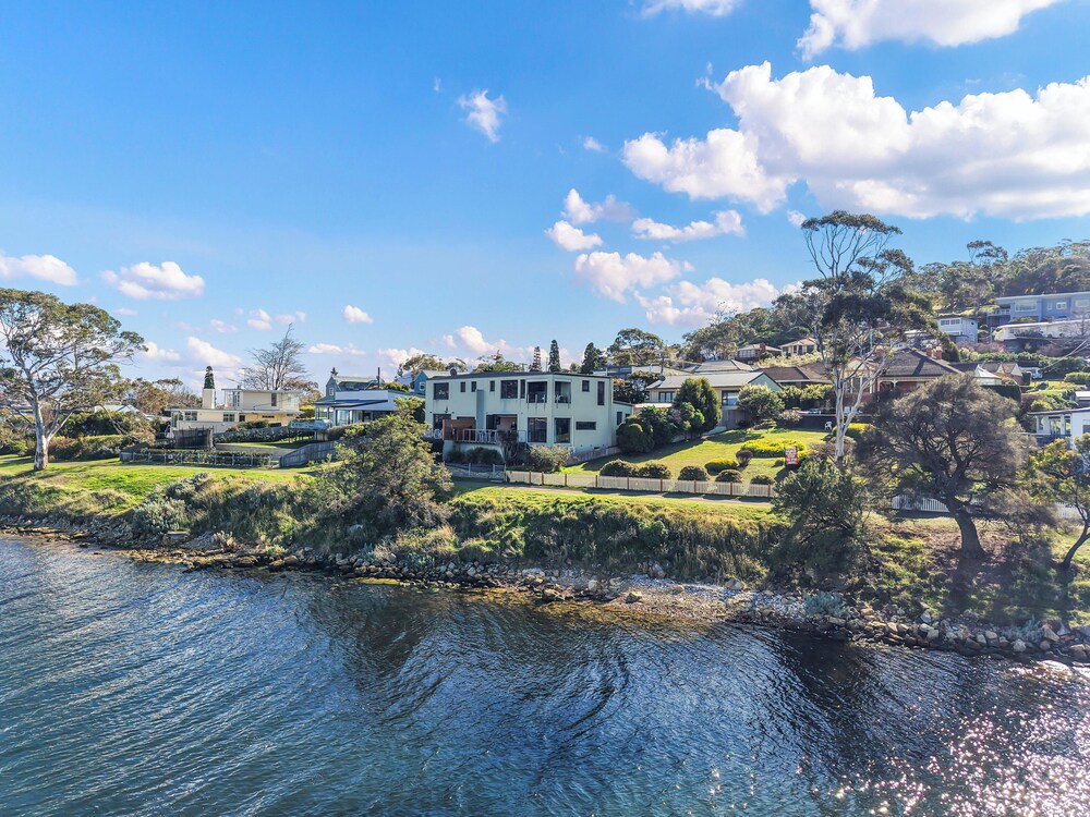 Waterfront Home - Gorgeous Views - 2 Bed