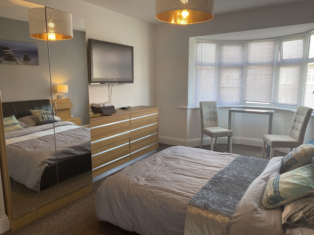 6 Bed-sleeps 12-hot Tub-free Parking-pet Friendly view 2