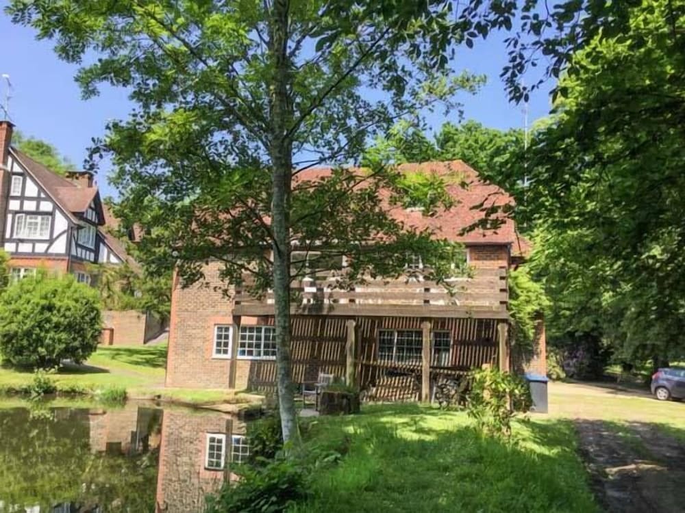 Crawley Vacations - Miswells Cottages - Lake View - Property Image 3
