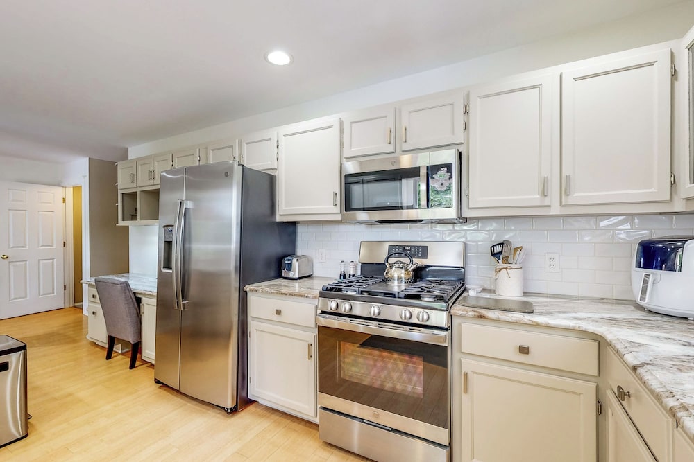 Waterfront Allergy-free 4br, Dock & Home Theater