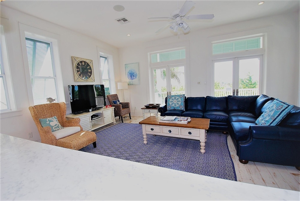 Bella Casa - Private House With Hot Tub 4 Bedroom Home by RedAwning