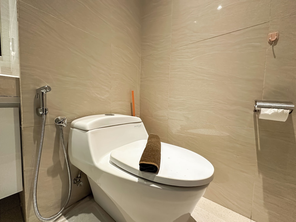 Tranquil And Modern Haven 2Br At The Rosebay Apartment