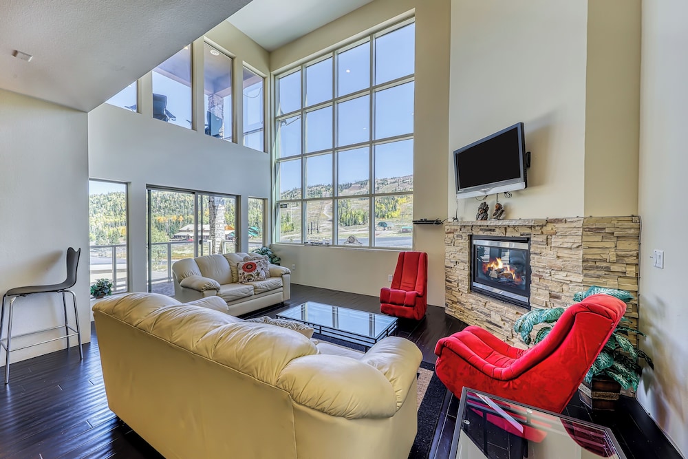 Modern 1BR Mountain View Balcony Steps to Lift