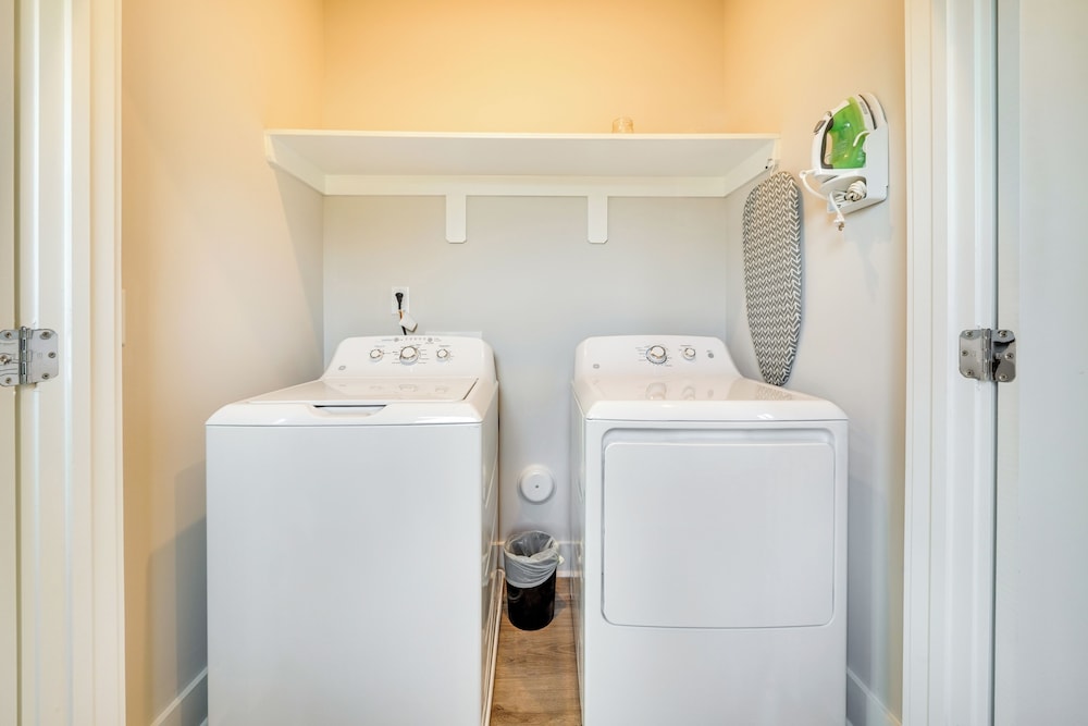 2 Mi to Duke & 3 Mi to Downtown: Durham Townhome