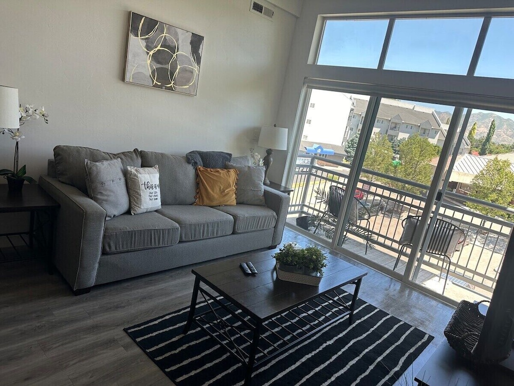 Cozy Modern Resort Inspired Apt