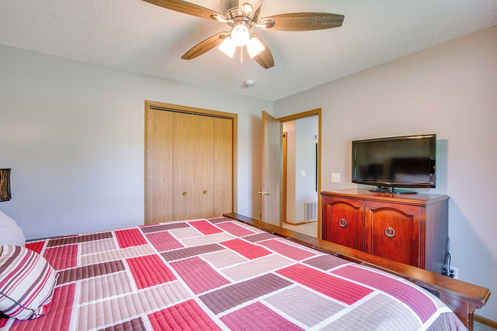 ~ 1 Mi to Shopping & Dining: Quiet St Joseph Home