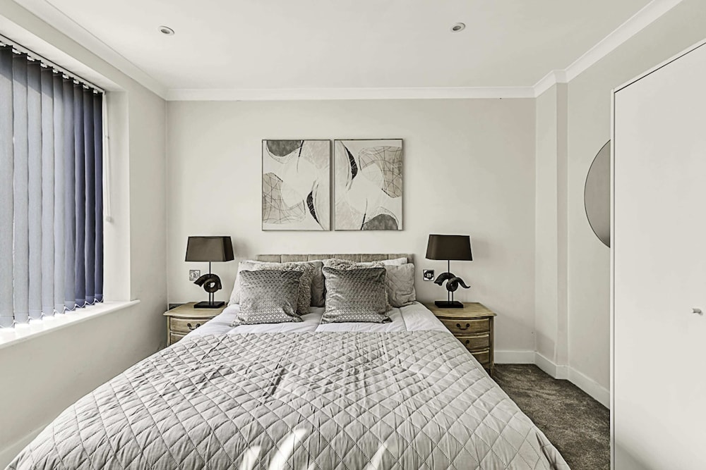 Chic and Contemporary Retreat in Brentford view 3