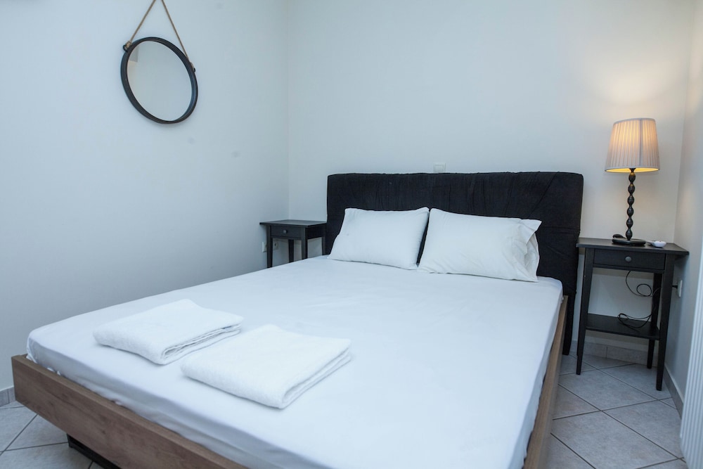 Elegant Spacious 2 Bd Apt in Petralona