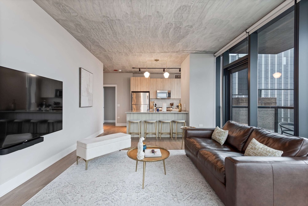 West Loop Stay Walkable Skyline Balcony