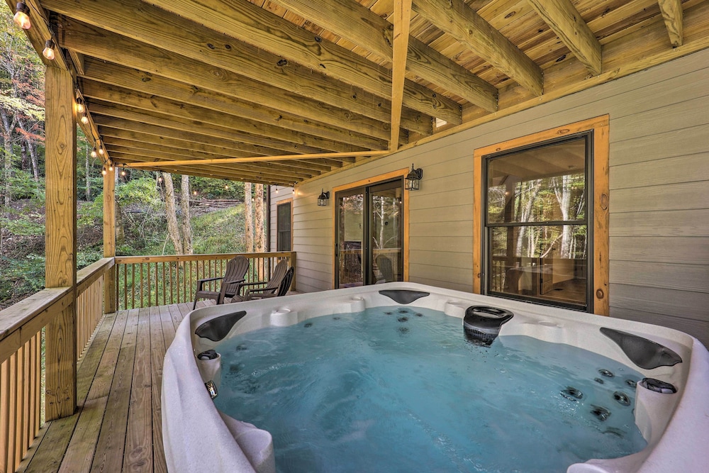 Treetop Cabin w/ Hot Tub, Near Appalachian Ski