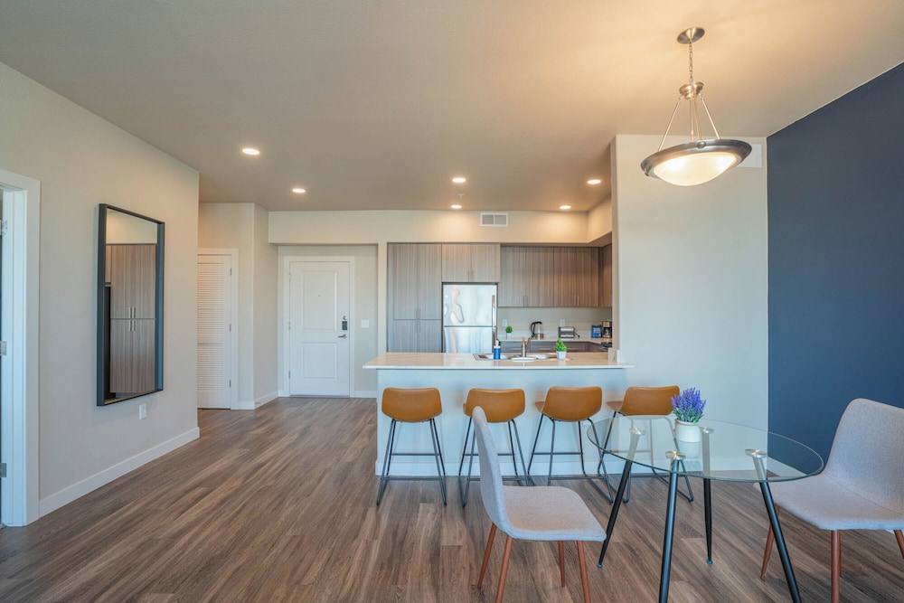 ROVE LIVING/KL - V on Broadway