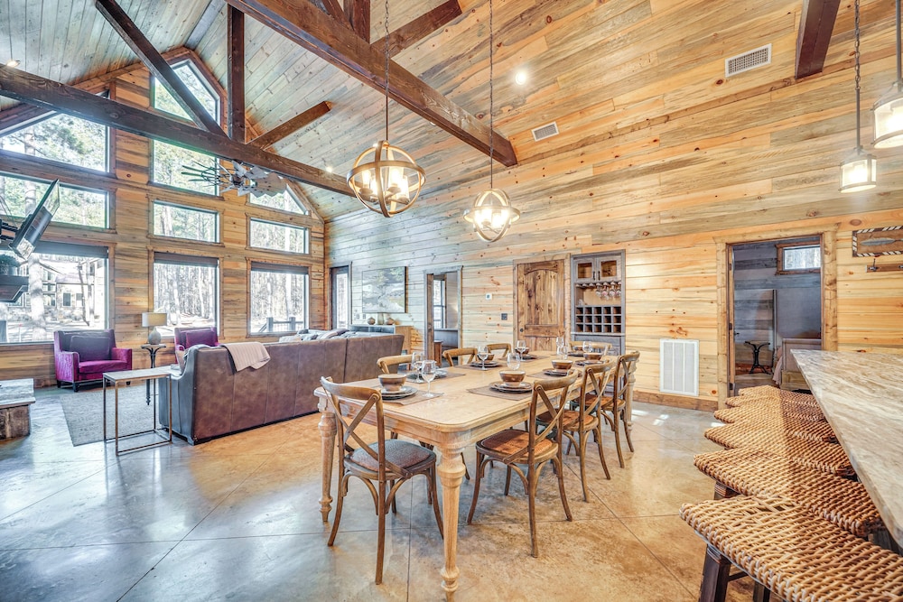 Hot Tub & Game Room: Spacious Cabin in Broken Bow!