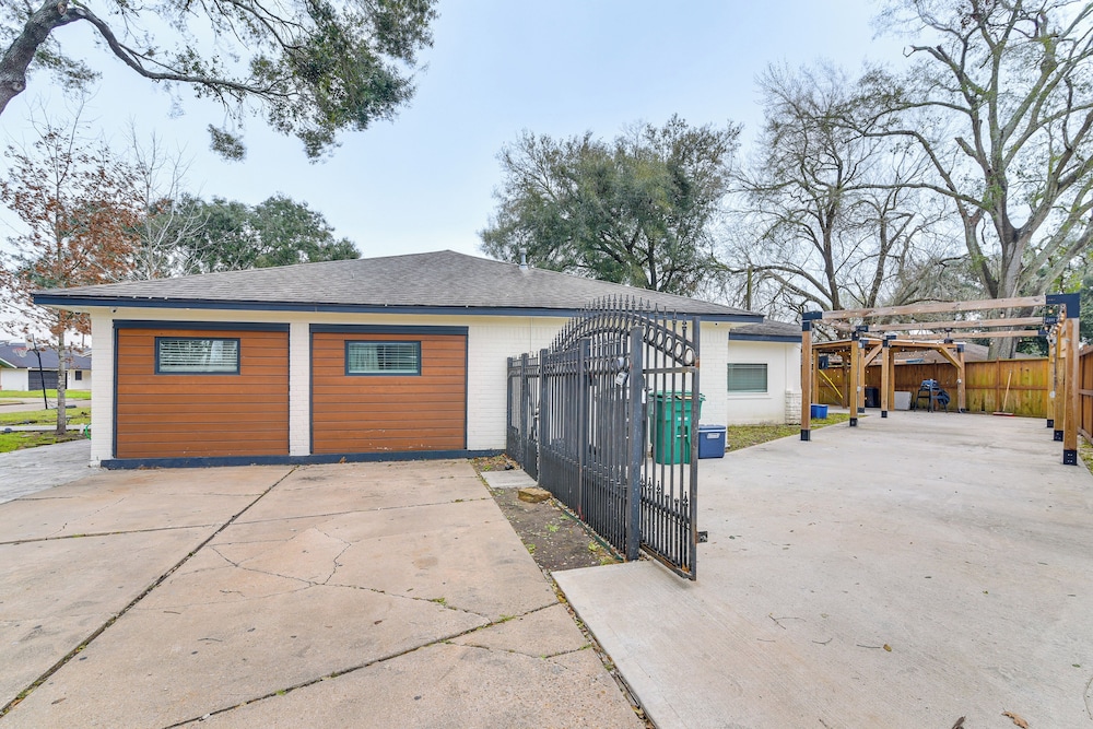 Modern Oasis w/ Outdoor Lounge in Houston!