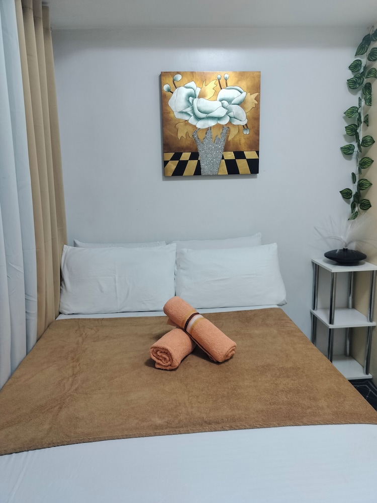 Cozy Quezon City Condo With Private Pool & Elevator Access