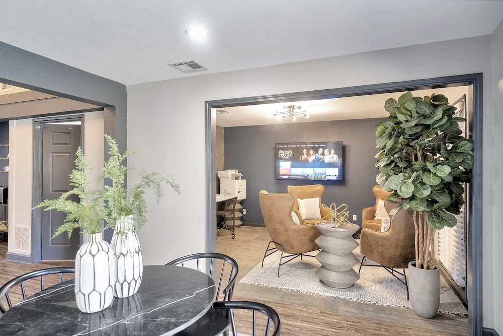 Lovely Midland Getaway With Fitness Center view 5