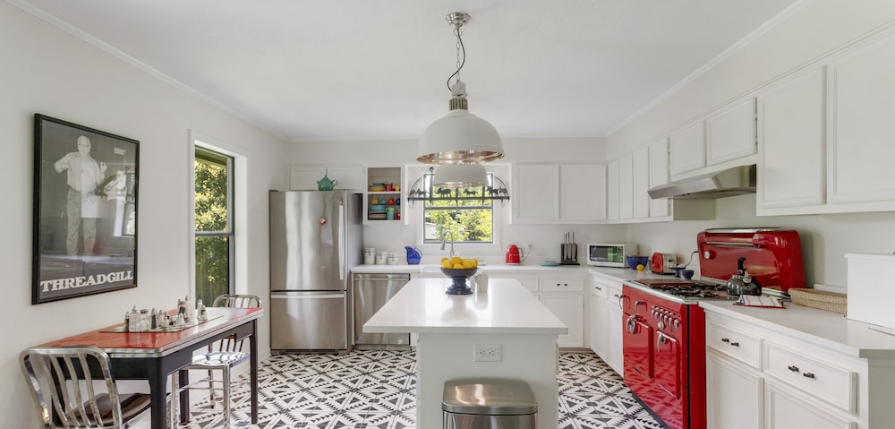 The Tire Swing - Modern 3BD - Gourmet Kitchen - Awesome Local - Image 5