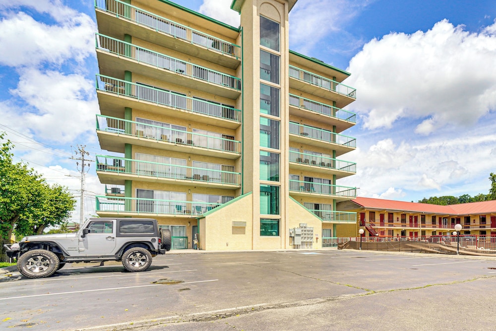 1 Mi to The Island in Pigeon Forge: Condo w/ Pools