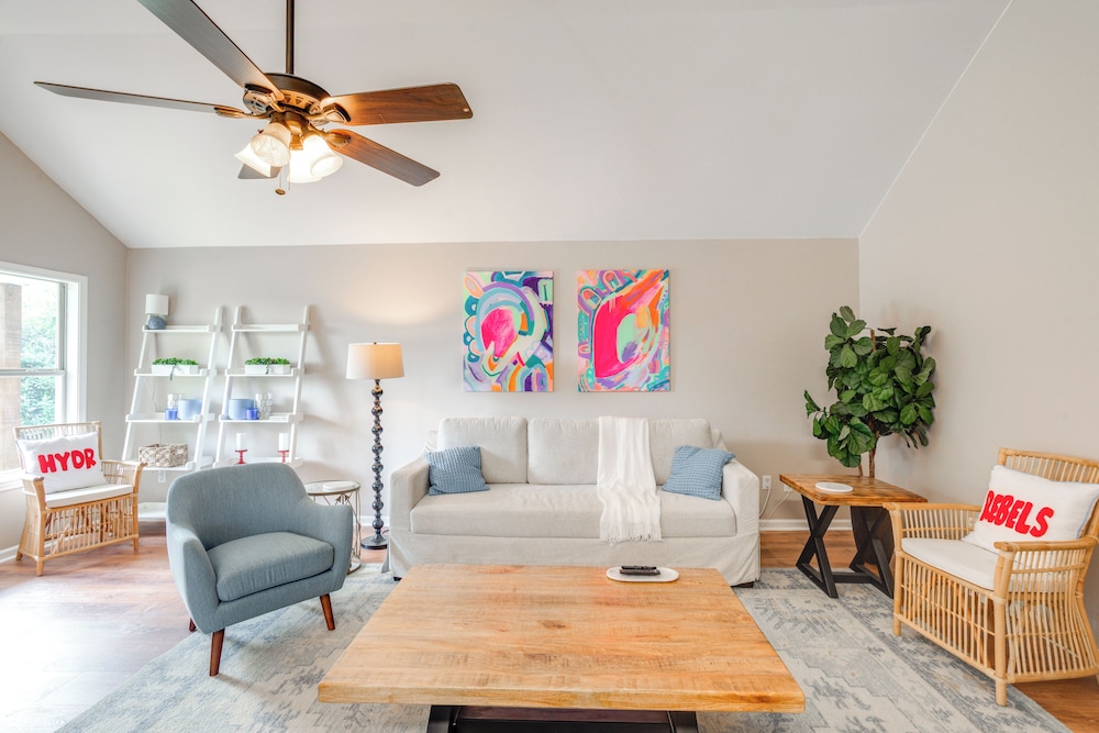 1 Mi to Ole Miss: Pet-friendly Retreat w/ Yard
