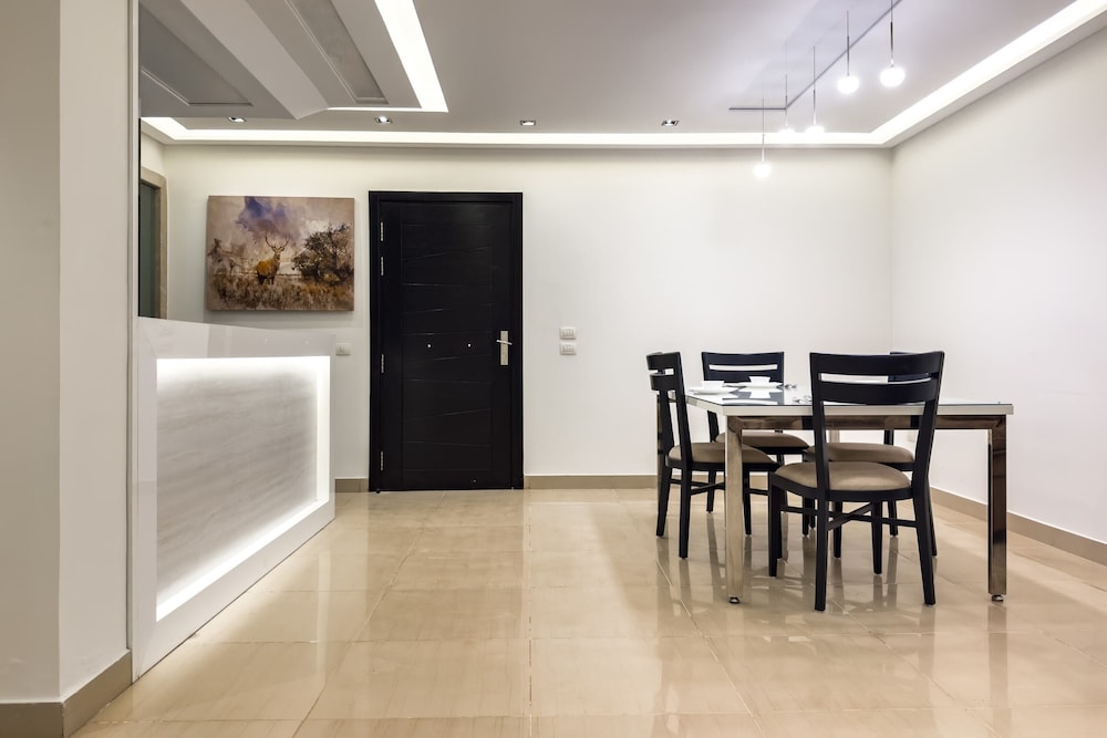 Fresh & Fabulous 2bdr - 5 min to Airport