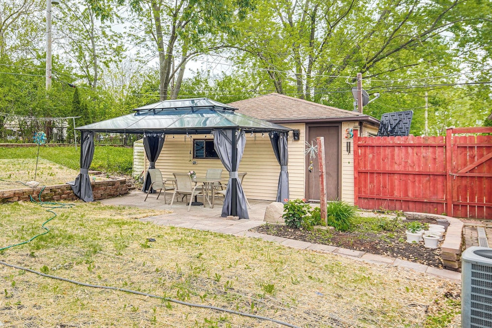 8 Mi to Nature Center: Streamwood Gem w/ Yard!, photo 13