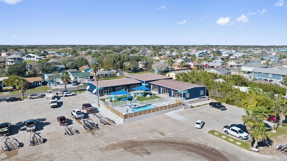 Bluff's Landing Lodge