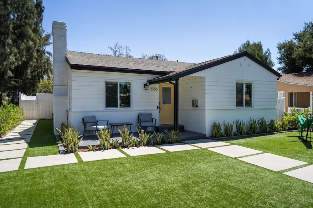 Remodeled 3BR House w Hot Tub Fenced Yard p58