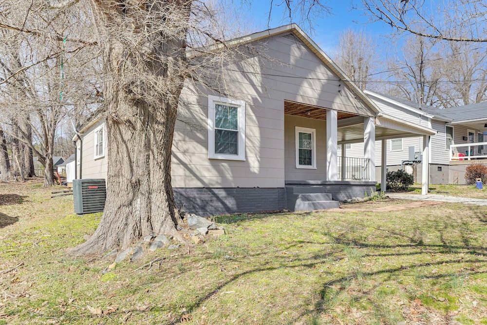 Close to Shops, Eats & Hospital: Roxboro Retreat