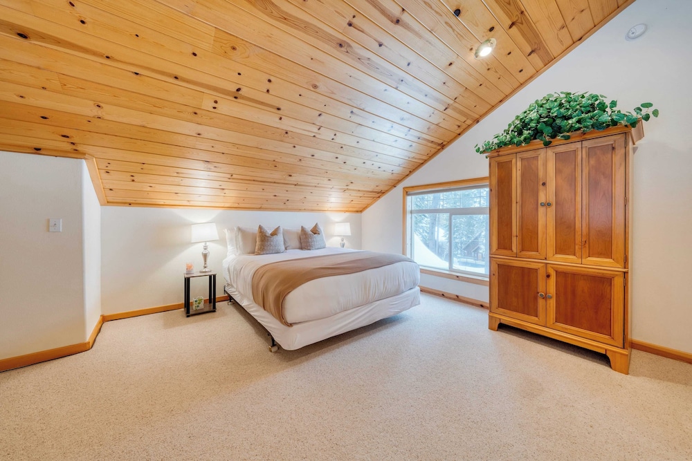 Pinewood Lodge by Avantstay Cozy Cabin Near Ski Resorts & Hiking