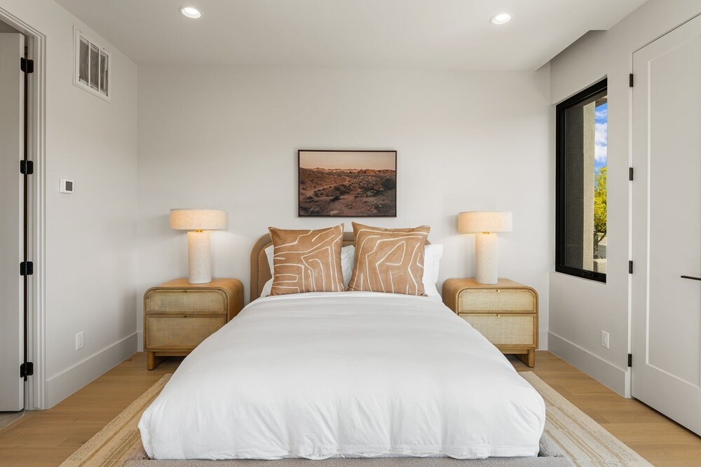 Black Desert Retreat 4 Bedroom Home