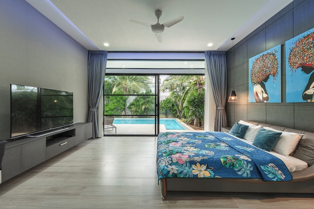3BR Near Beach Tub & Pool Table V204