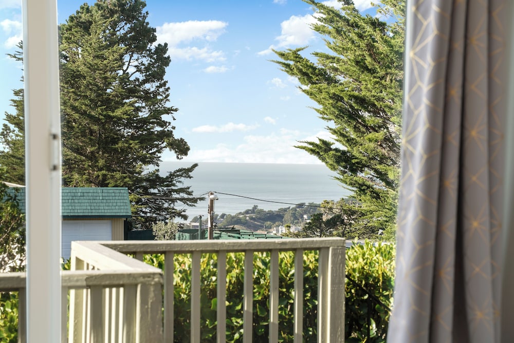 Charming 2BR Coastal Getaway in Pacifica
