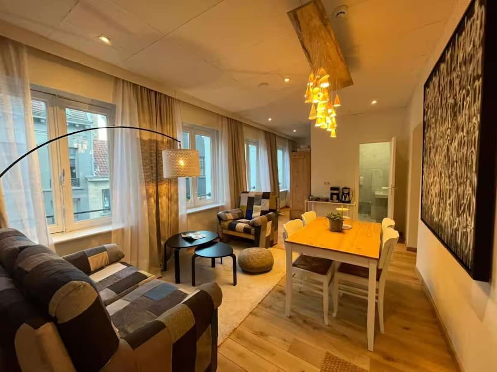 Huswell Artsy Family Apartment in City Center