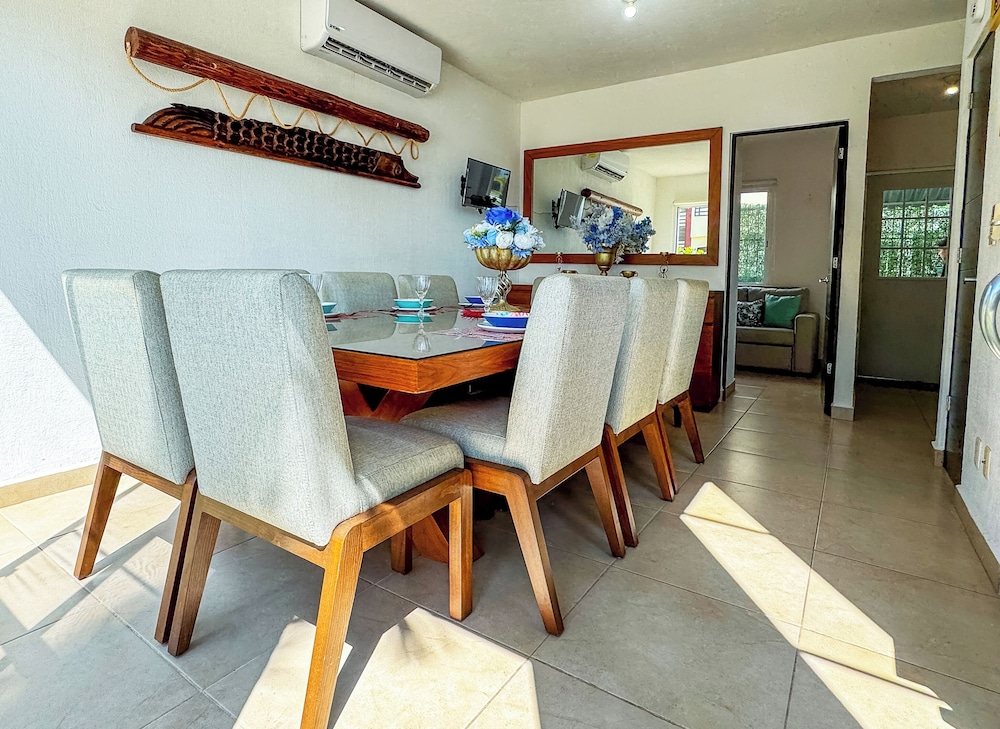 Family House with Pool 10 min airport