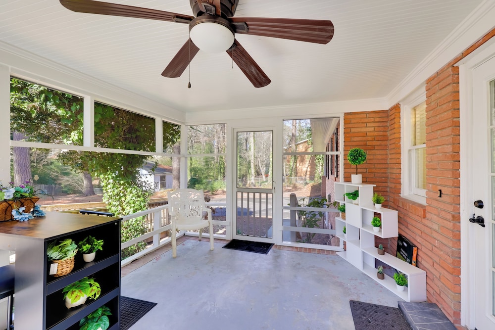 < 2 Mi to Ecu: Cozy Greenville Getaway w/ Porch!