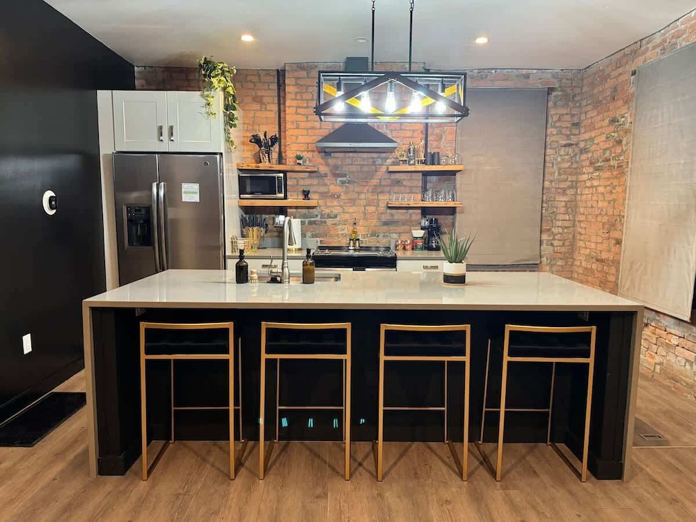 Jungle House Downtown Columbus – Modern Boutique Suites
