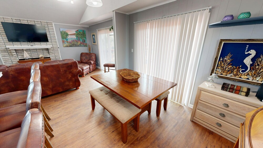 Canal Breeze Cottage 4 Bedroom Home
