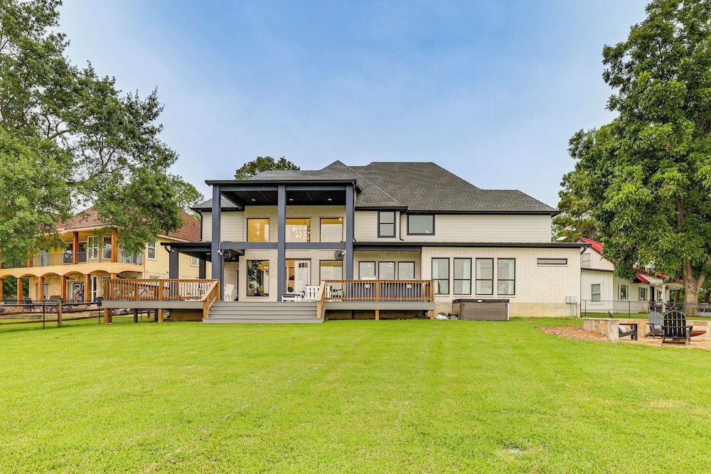 Hot Tub, Fire Pit! High-end Cedar Creek Lake Haven