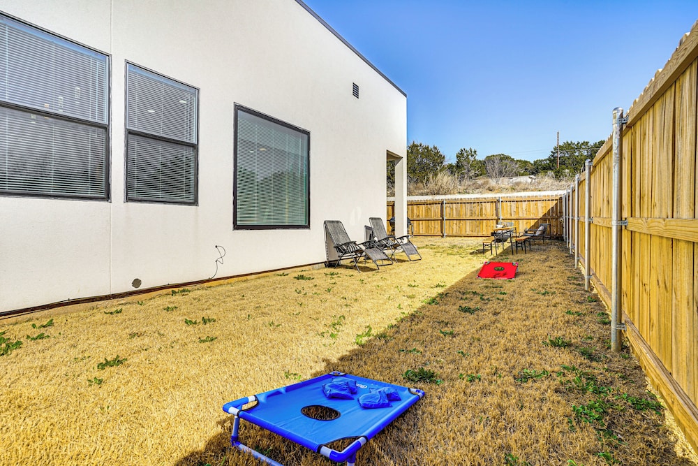 Walk to Lake: Modern Pet-friendly Home in Granbury