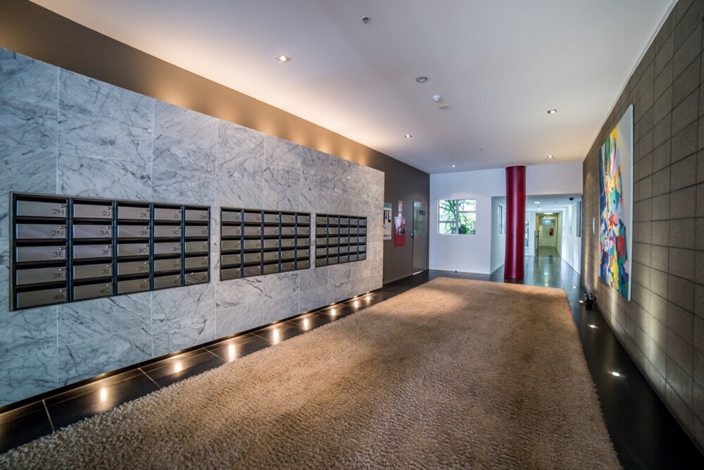 Modern 2 Bedroom Apartment in Auckland CBD With Parking view 3
