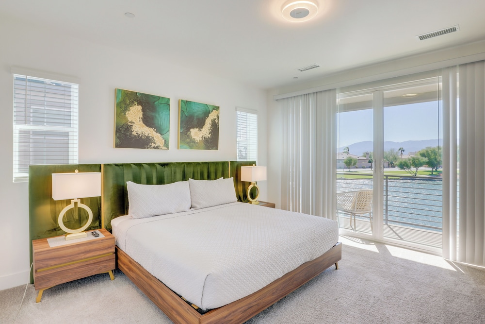 2 Mi to Fantasy Springs Casino: Lakefront Retreat!