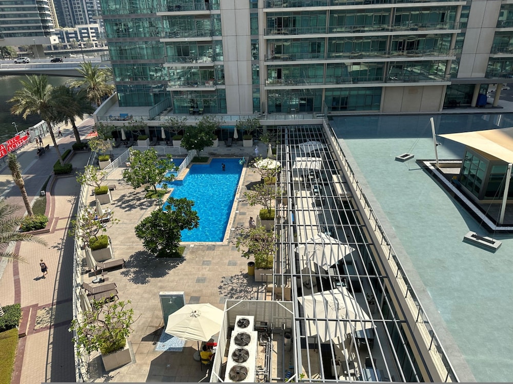 Luxurious Waterfront Stay at Al Majara Dubai Marina