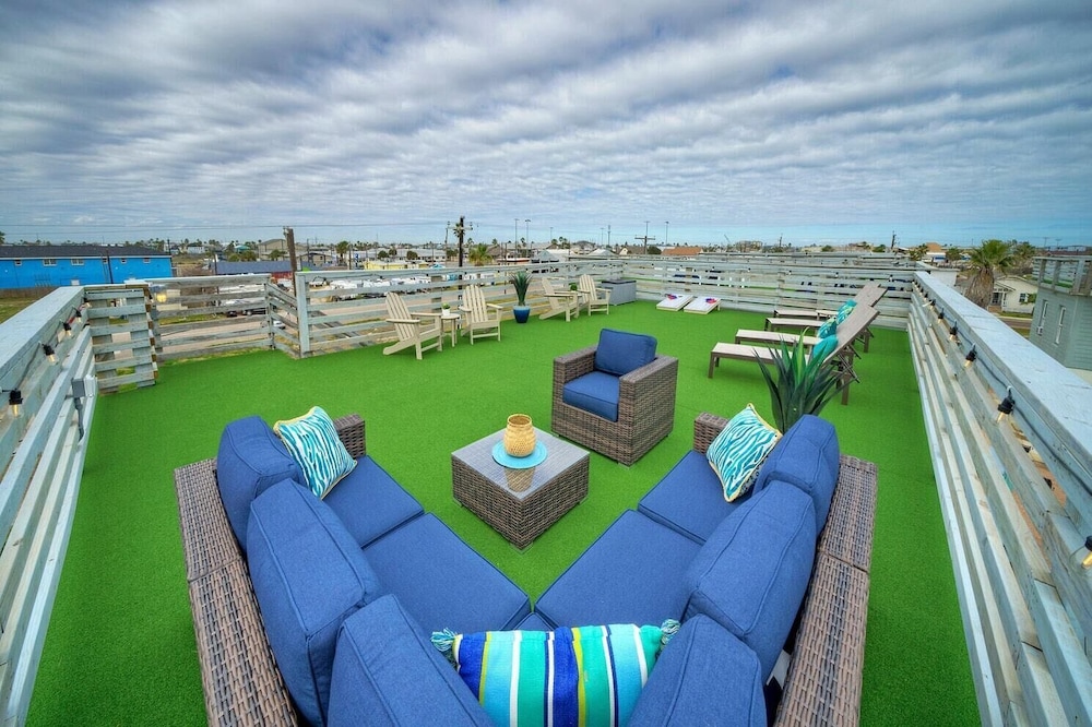Rooftop Patio w/ View, Pool, Near the Beach Lost Shaker of Salt by Avantstay view 5