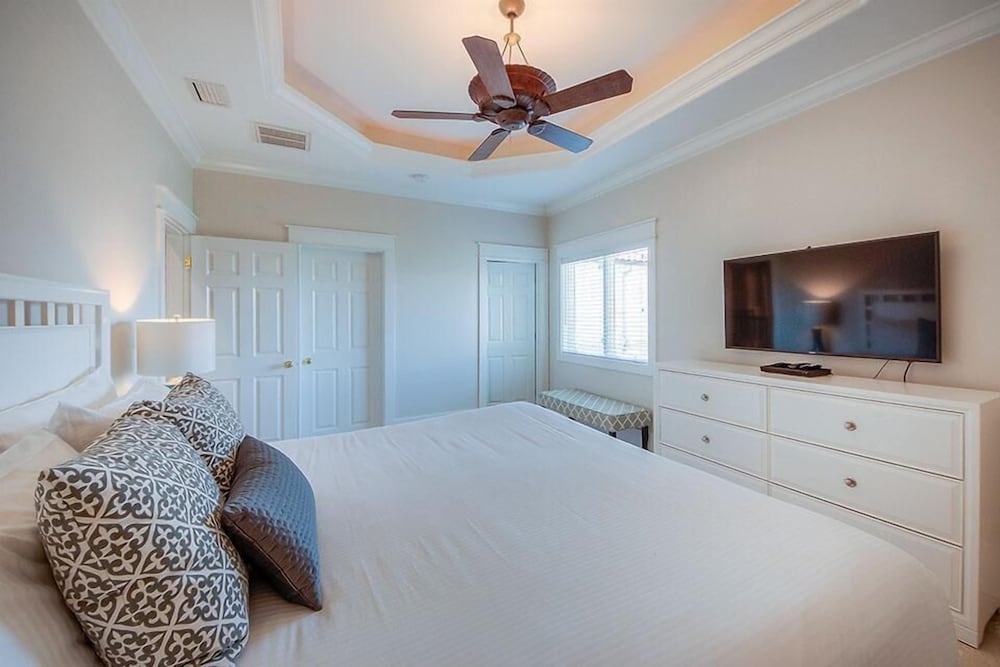 Costa Del Mar 5 Bedroom Holiday Home by Five Star Properties