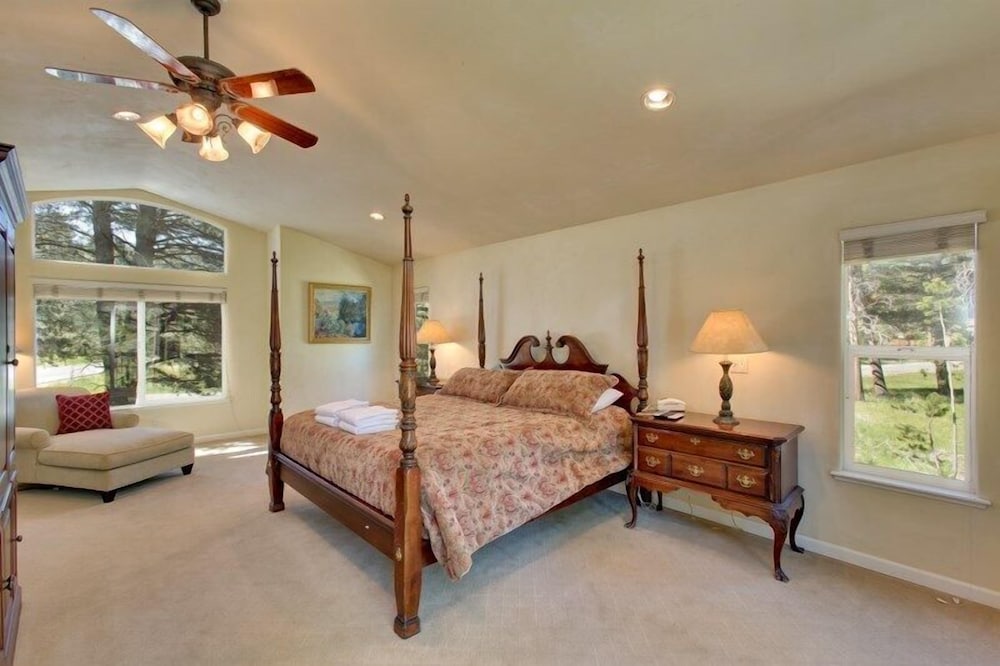 1261 Country Club Drive
